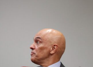 Moraes permite entrada de funcionário da Claro na casa de Bolsonaro após problema na internet