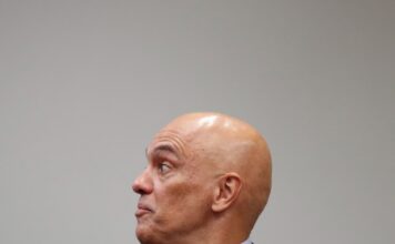 Moraes permite entrada de funcionário da Claro na casa de Bolsonaro após problema na internet