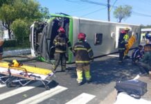 Ônibus capota após colidir com árvore e deixa passageiros feridos em Manaus