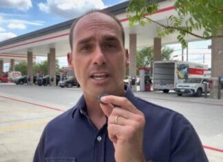 Eduardo Bolsonaro se revolta com prisão de Felipe Martins e afirma: “vai sair gigante”