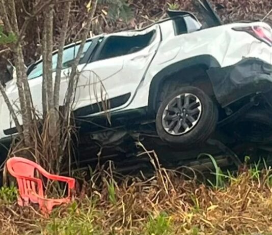 Quatro pessoas ficam feridas após acidente entre dois carros na BR-174