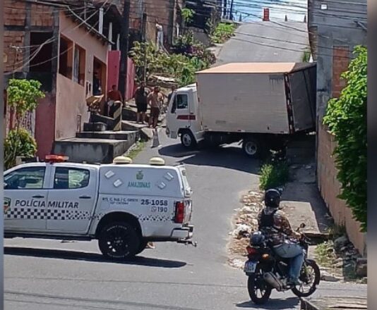 Caminhão desce ladeira desgovernado e bate contra casa no Parque das Nações, em Manaus