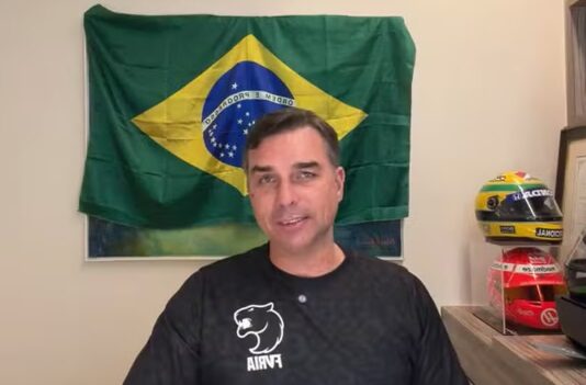 Flávio Bolsonaro defende uso de IA em campanha