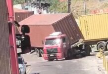 Carreta tomba no acesso ao Porto Chibatão, em Manaus