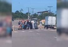 Carro capota na AM-070 e mobiliza motoristas para ajudar ocupantes
