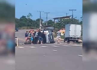 Carro capota na AM-070 e mobiliza motoristas para ajudar ocupantes