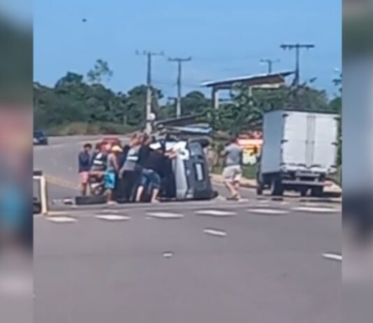 Carro capota na AM-070 e mobiliza motoristas para ajudar ocupantes