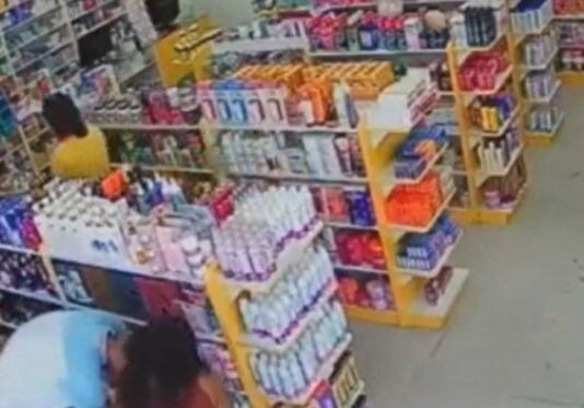 Câmeras registram casal furtando mercadorias e funcionários relatam outros crimes em Manaus