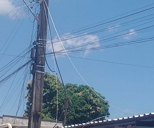 Cabos de alta tensão caem após contato com linha de pipa no bairro Santa Etelvina
