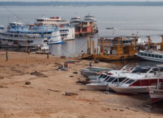 Vazante do Rio Negro acelera em Manaus e aumenta alerta para seca severa