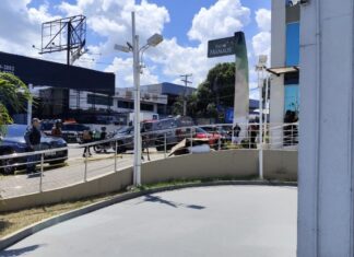 Homem é assassinado a tiros diante de shopping no bairro Parque Dez, em Manaus
