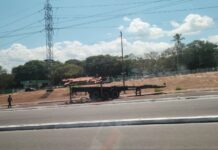 Semirreboque se desloca e destrói parada de ônibus na zona Sul de Manaus