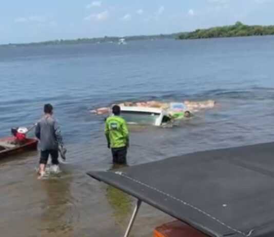 Caminhão desaparece nas águas de rio em Maués e carga fica à deriva