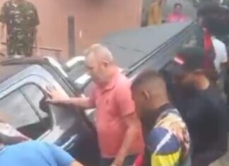 Após b4ter em carros, motorista perde controle e cai dentro de igarapé em Manaus