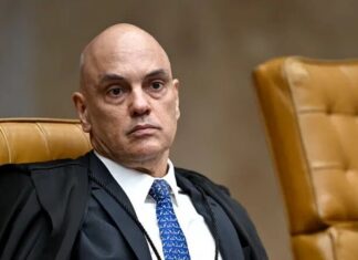 Alexandre de Moraes resiste e não pretende cair sozinho, afirma jornalista