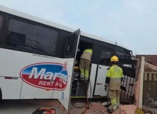 Após passar mal, motorista perde controle de micro-ônibus e fica preso às ferragens em Manaus