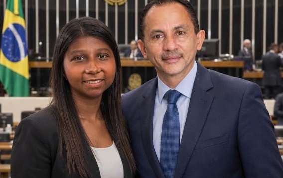 MENINA DA BOTA E CANETA AZUL