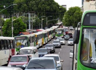 Greve de rodoviários impede saída de ônibus das garagens em Manaus
