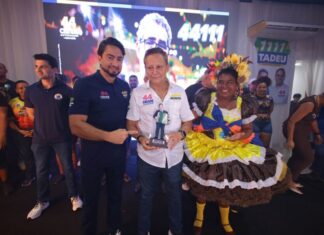 Adjuto Afonso reúne representantes da cultura popular e recebe homenagem como “Embaixador da Cultura e do Folclore do Amazonas”