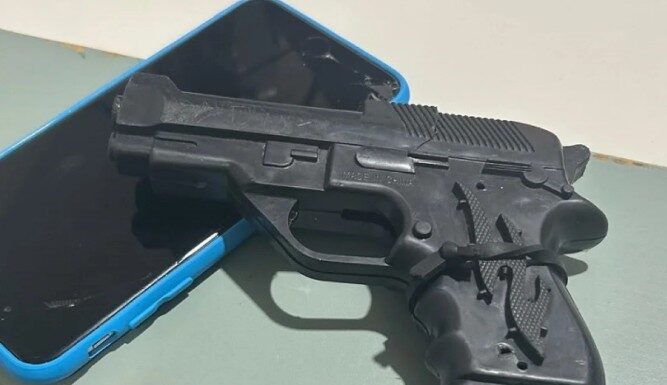 Jovens encenam assalto para “novelinha” do TikTok e acabam baleados por PMs