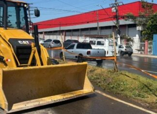 Avenida Torquato Tapajós registra novo rompimento de adutora e trânsito fica lento