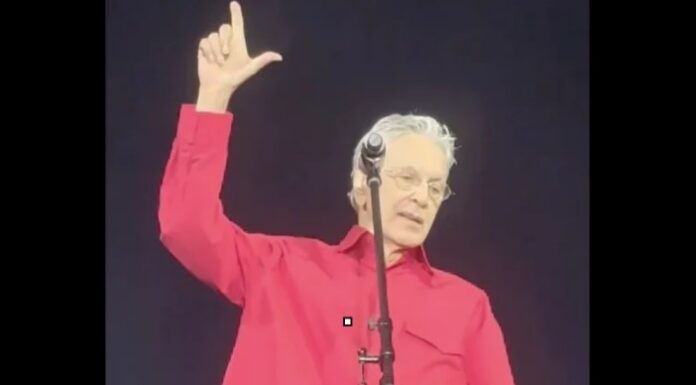 Caetano faz o “L” em apoio a Lula durante show com Janja presente