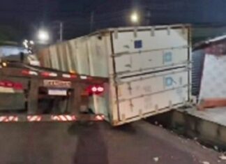 Contêiner despenca de carreta e esmaga comércio durante a madrugada
