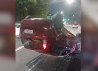 Carro capota próximo ao Millennium Shopping, na zona centro-sul de Manaus