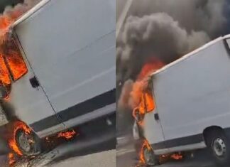 Van pega fogo em frente a colégio e interdita trecho da Noel Nutels, em Manaus