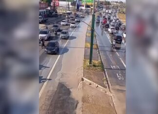 Vazamento se espalha pelos dois sentidos da Torquato Tapajós, em Manaus