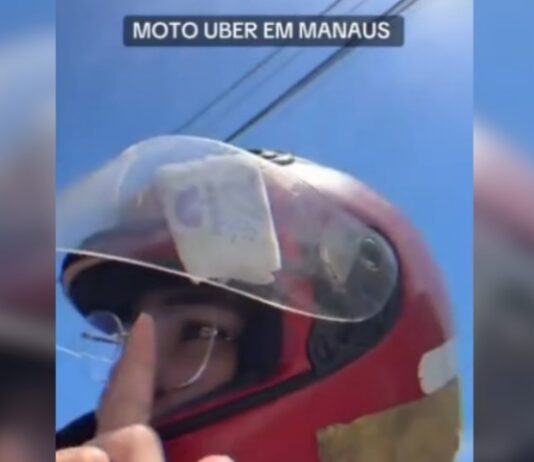 Passageira se assusta ao encontrar absorvente preso em capacete usado durante corrida de moto em Manaus