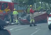 Carro capota próximo ao Inpa e causa lentidão na avenida Rodrigo Otávio
