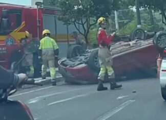 Carro capota próximo ao Inpa e causa lentidão na avenida Rodrigo Otávio