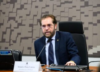 VÍDEO: Fora das primeiras posições, Plínio Valério tenta se aproximar da direita após negar ser bolsonarista