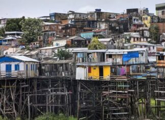 Mais da metade da população de Manaus vive em favelas, aponta levantamento