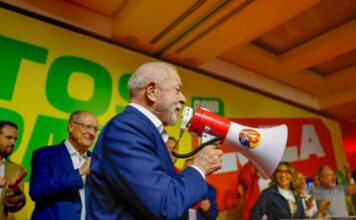 Lula, que ficou fora dos debates no 1º turno, agora diz que pretende participar dos encontros com Flávio Bolsonaro