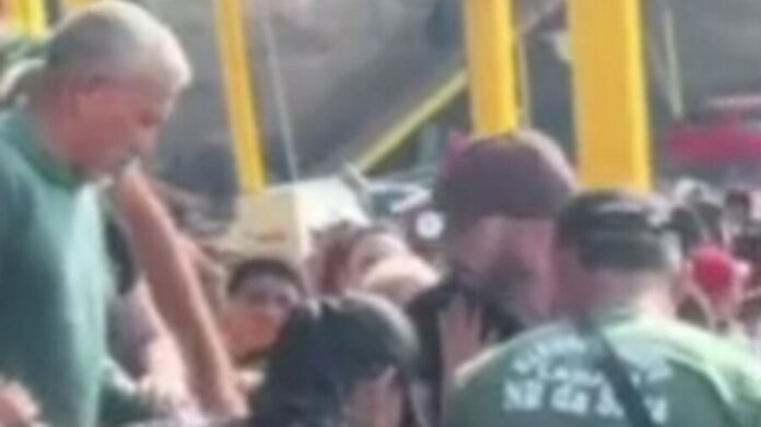 Passageiros enfrentam lotação e confusão na Balsa Amarela antes de viagens para o interior Passageiros enfrentam lotação e confusão na Balsa Amarela antes de viagens para o interior
