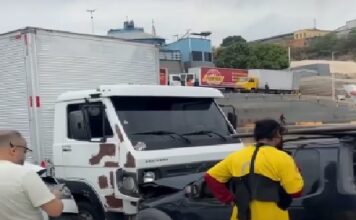 Caminhão perde os freios e atinge carro no Porto do Demétrio em Manaus