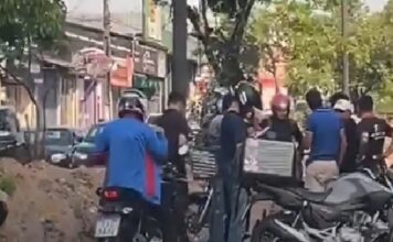 Acidente entre carro e motocicleta é registrado na avenida José Henrique Bentes em Manaus