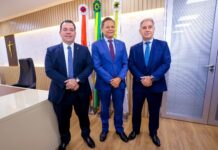 Adjuto Afonso recebe desembargador Délcio Santos em visita institucional à Aleam