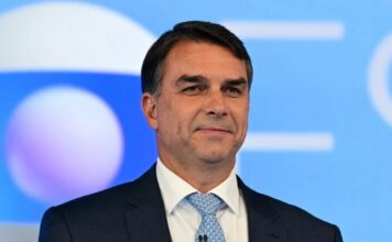 Flávio Bolsonaro teria embarcado rumo aos Estados Unidos nesta terça-feira