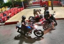 VÍDEO: Quatro criminos0s rendem jovens, agrid3m vítimas e r0ubam moto no Parque Dez em Manaus