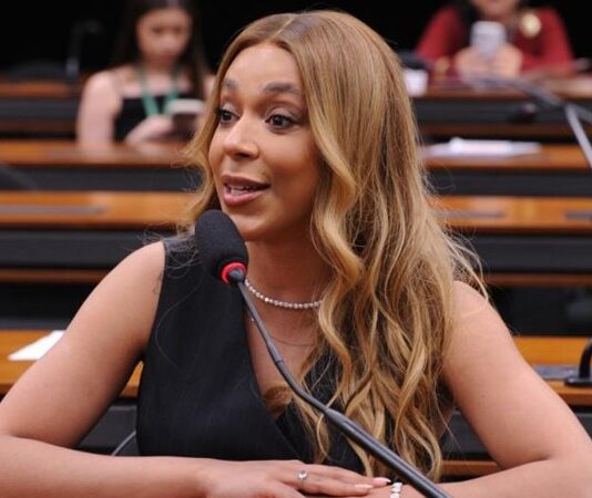Deputada trans Erika Hilton alcança mais de 1,4 milhão de votos e faz história no Brasil