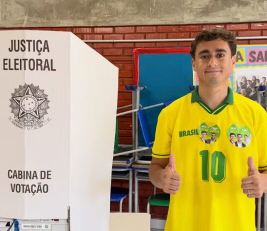 Nikolas Ferreira supera 1,8 milhão de votos e garante novo mandato na Câmara