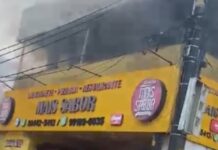 Fumaça preta toma conta do restaurante Mais Sabor durante incêndio no bairro Betânia, em Manaus