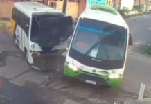 VÍDEO: Câmeras registram colisão entre micro-ônibus de rotas do Distrito Industrial no Novo Aleixo