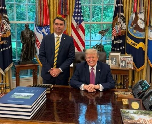 Trump afirma que Flávio Bolsonaro teve “grande vitória” no primeiro turno