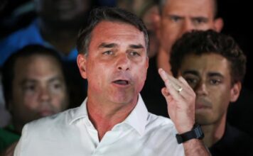 Após derrota para Lula, Flávio Bolsonaro recua e desiste de contestar eleições na Justiça