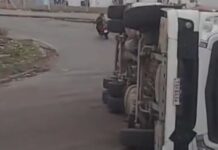 Motorista sai ileso após carreta tombar no acesso ao Porto Chibatão, em Manaus