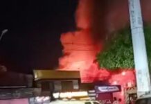 Chamas tomam empresa e geram grande nuvem de fumaça na Avenida Itaúba em Manaus